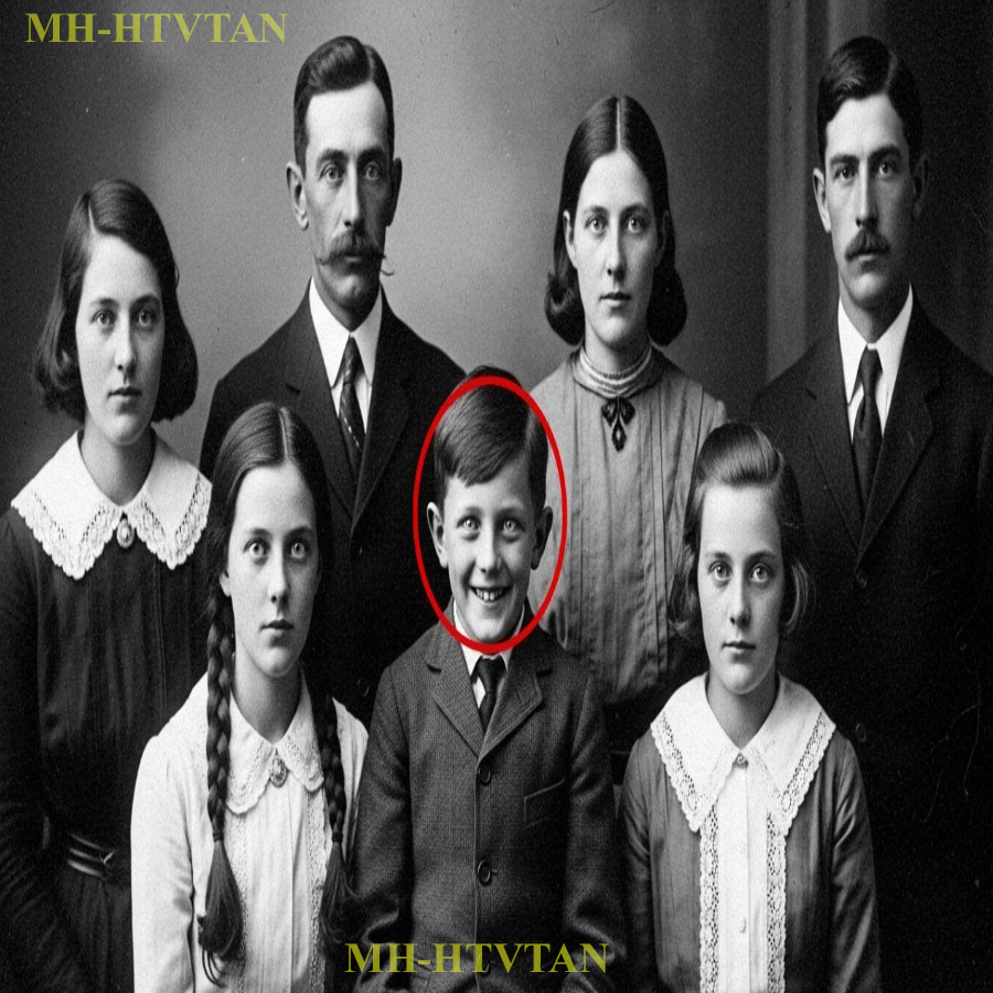 A Family Portrait in 1903 Seems Normal — Until You See the Youngest Child Grinning