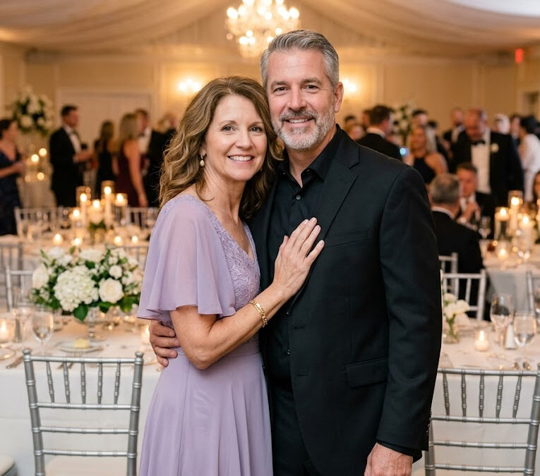 Esteban invitó a Mariana sola a su boda solo para verla humillada mientras él presumía a la mujer por la que la había traicionado; pero ella llegó del brazo de Mateo, sin saber que aquel acompañante contratado era el ex prometido de la novia, el hombre que Renata también había engañado. Lo que debía ser una exhibición de triunfo terminó convirtiéndose en el momento en que 2 traidores quedaron expuestos frente a sus familias, invitados y cámaras encendidas.