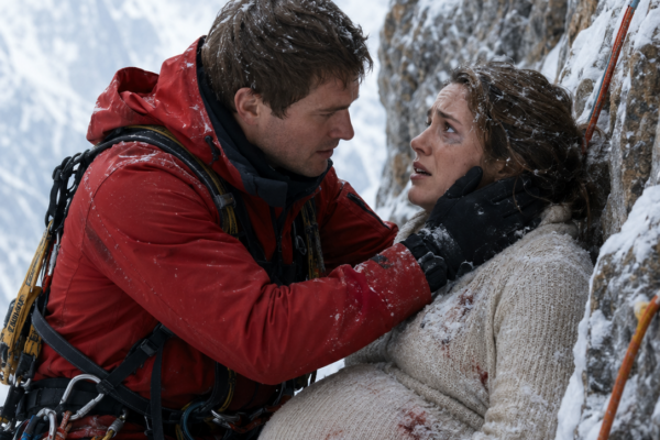 Mauricio arrojó a su esposa embarazada por un barranco del Nevado de Toluca para cobrar 50 millones y sonrió en su funeral creyendo que la nieve había borrado toda prueba; pero Valeria sobrevivió junto a su bebé, fue rescatada por el padre que nunca supo que tenía, y terminó revelando que detrás del seguro, la amante y el falso duelo había un fideicomiso de 800 millones, un incendio oculto y una traición planeada desde años atrás.